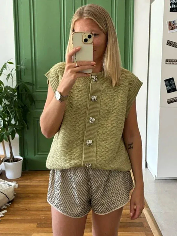 Zeya - Knitted vest with oversized buttons